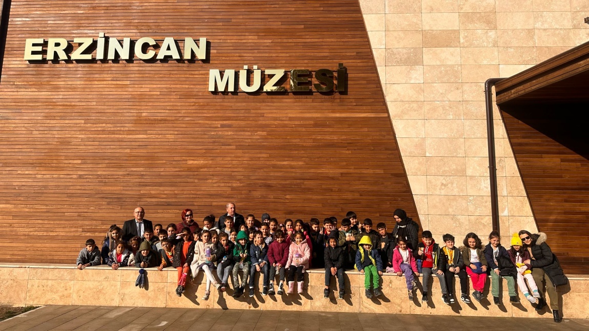 Okulumuz öğrencileriyle Erzincan Müzesini ve Erzincan İl Halk Kütüphanesini ziyaret ettik.